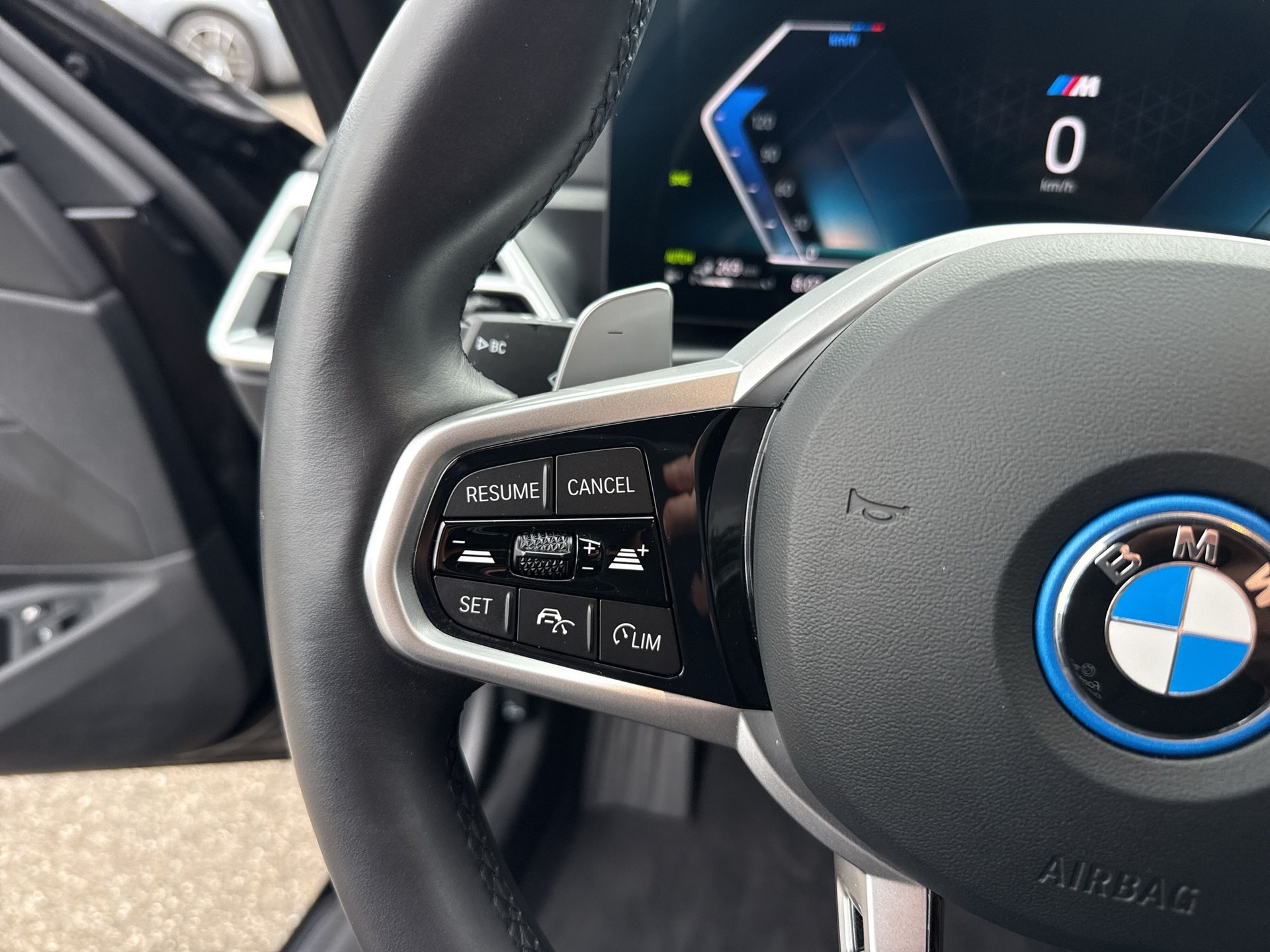BMW 330e x DriveTouring Steptronic M Sport-image-14