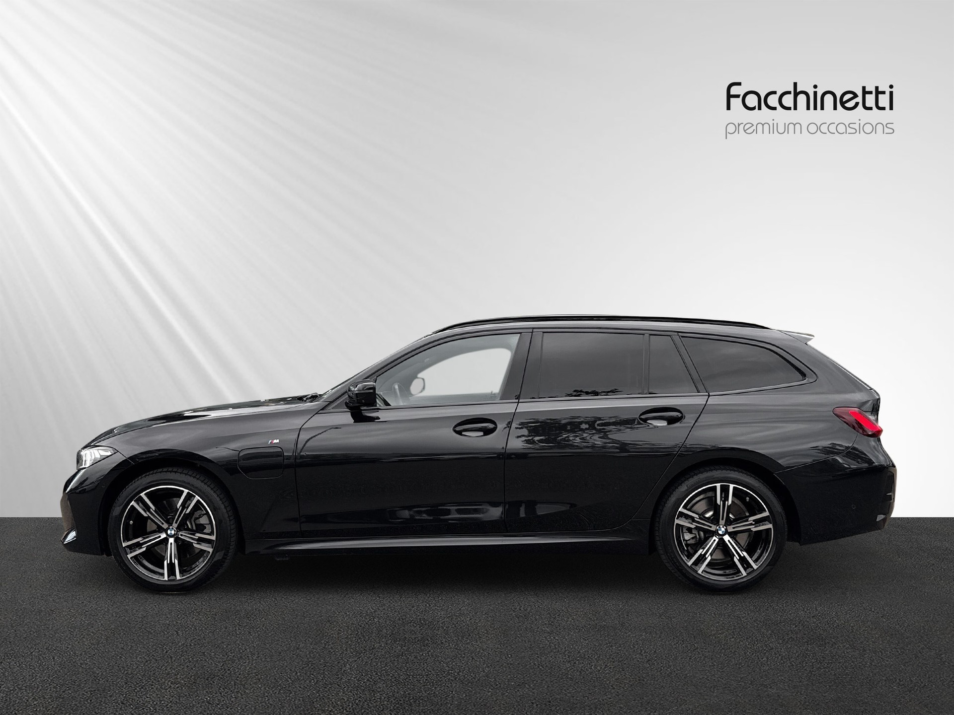 BMW 330e x DriveTouring Steptronic M Sport-image-1