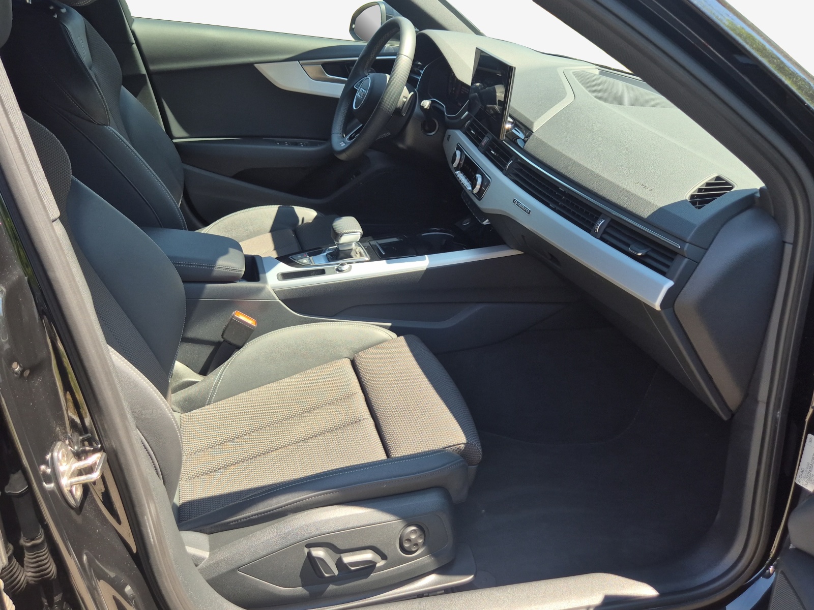 AUDI A4 Avant 40 TFSI S line S-tronic quattro-image-13