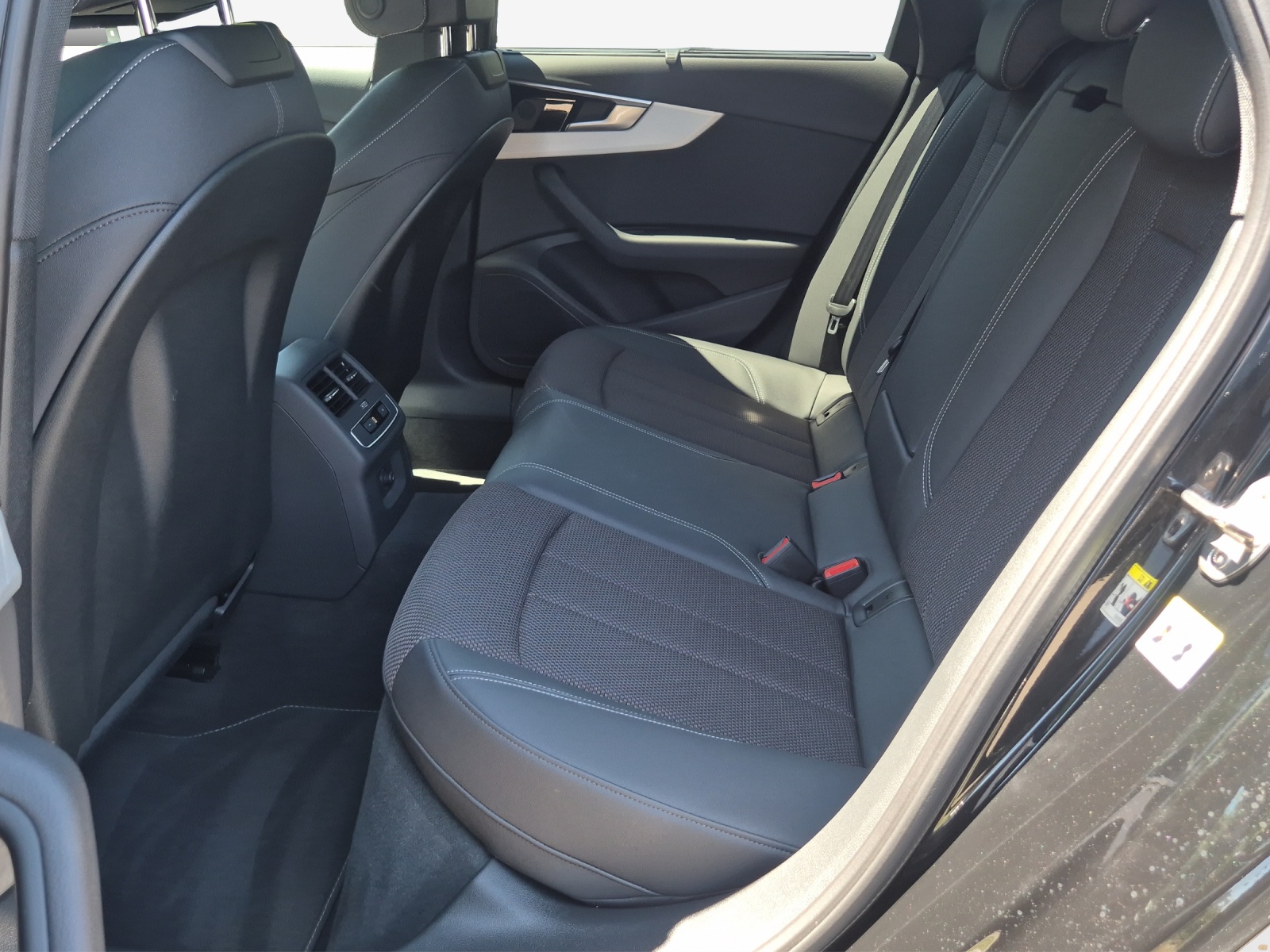 AUDI A4 Avant 40 TFSI S line S-tronic quattro-image-11