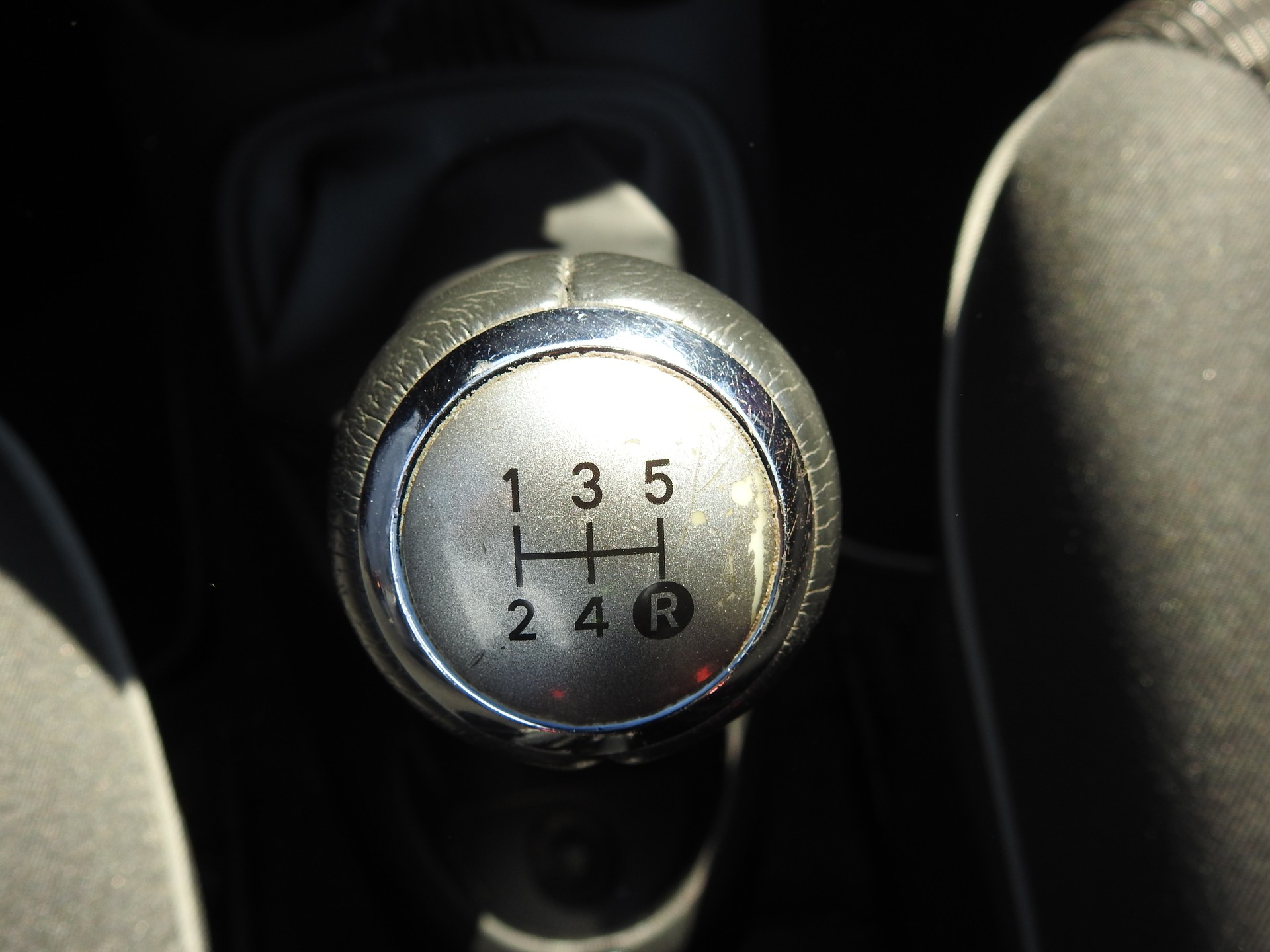 PEUGEOT 107 1.0 Active-image-19