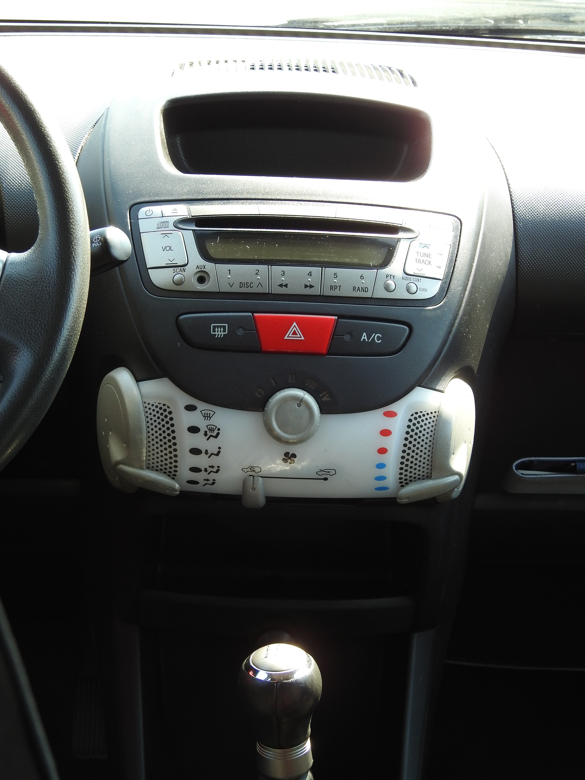 PEUGEOT 107 1.0 Active-image-16