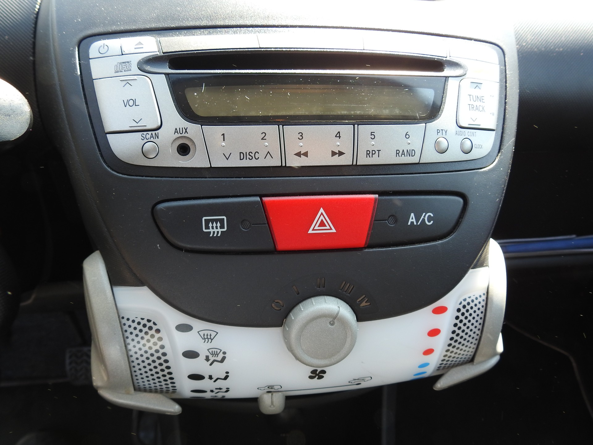 PEUGEOT 107 1.0 Active-image-20