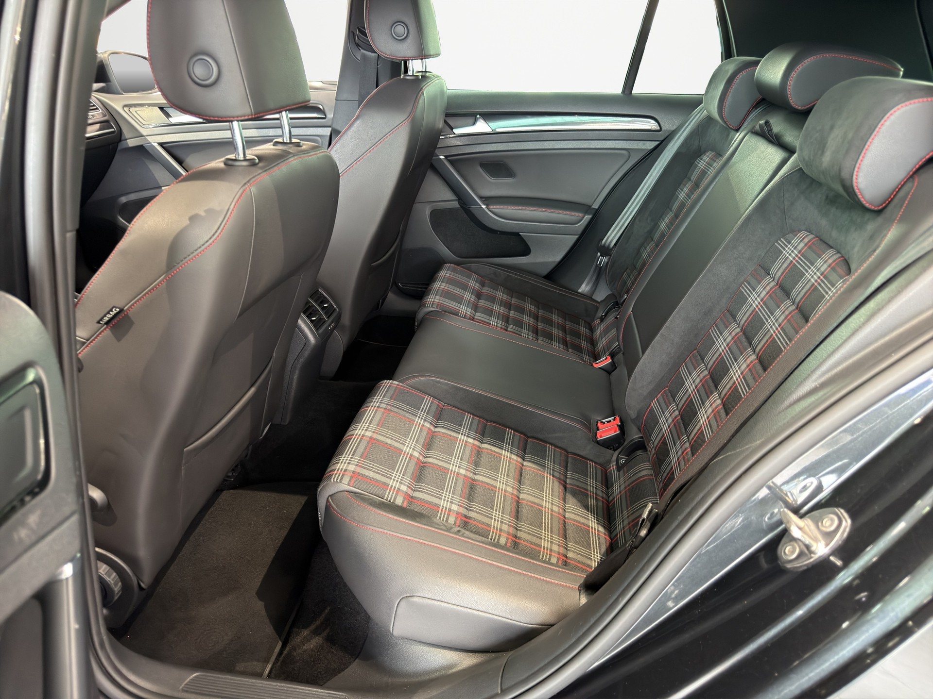 VW Golf 2.0 TSI GTI Performance-image-12