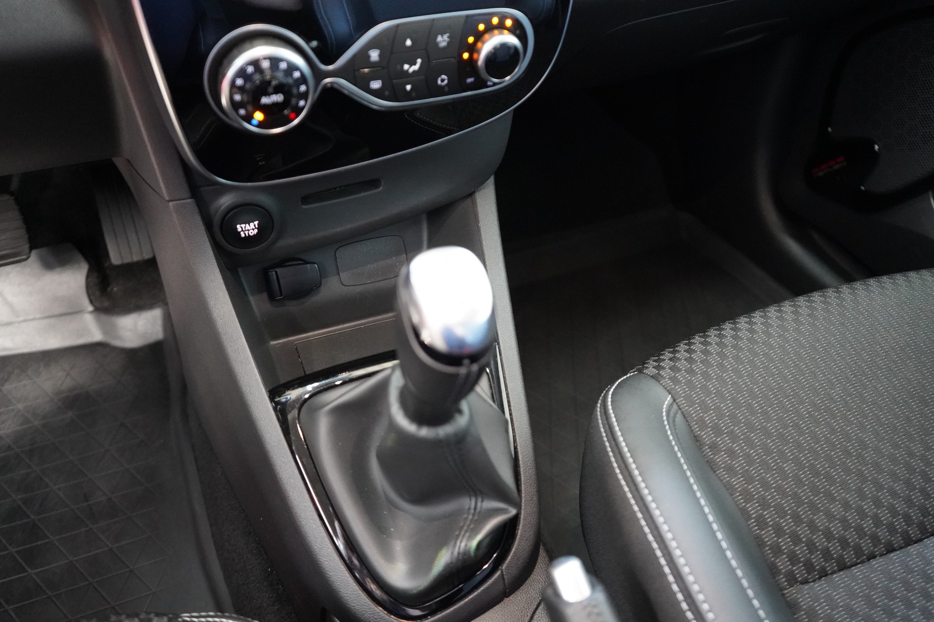 RENAULT Clio 0.9 12V Intens-image-16