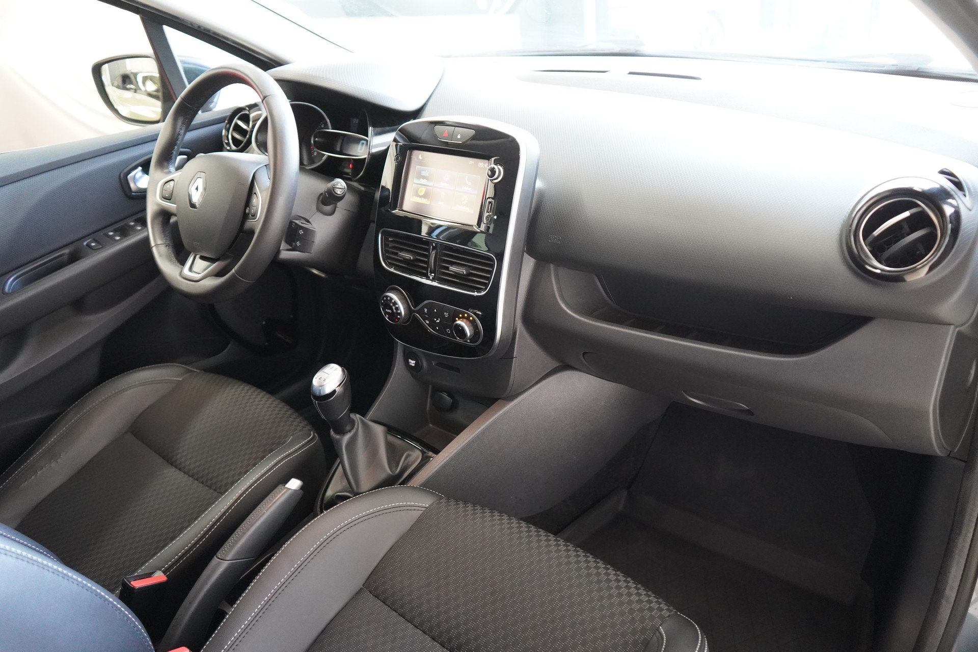 RENAULT Clio 0.9 12V Intens-image-18