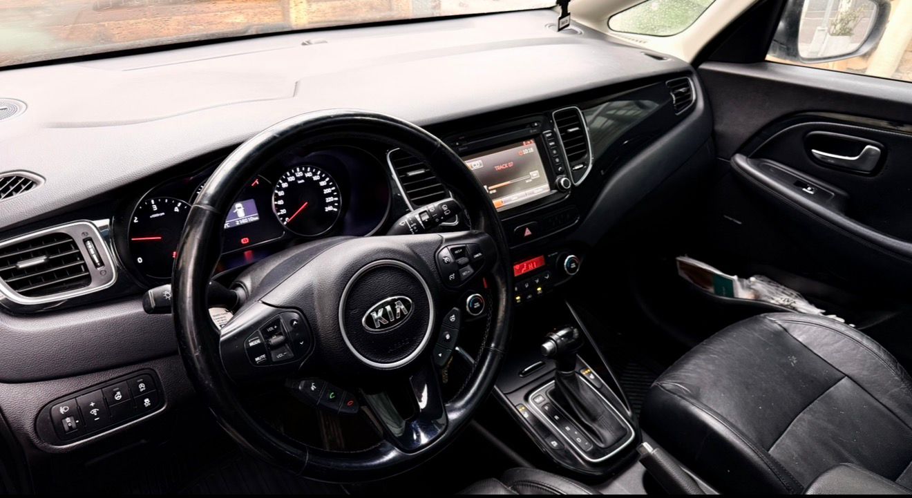 KIA Carens 1.7 CRDi Style DCT-image-3