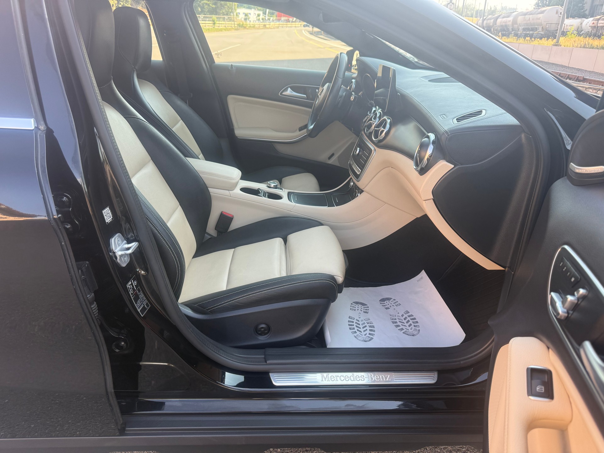 MERCEDES-BENZ GLA 250 Urban 4Matic 7G-DCT-image-12