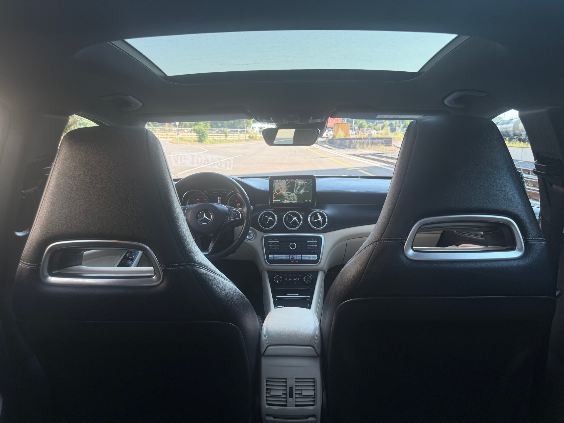 MERCEDES-BENZ GLA 250 Urban 4Matic 7G-DCT-image-5