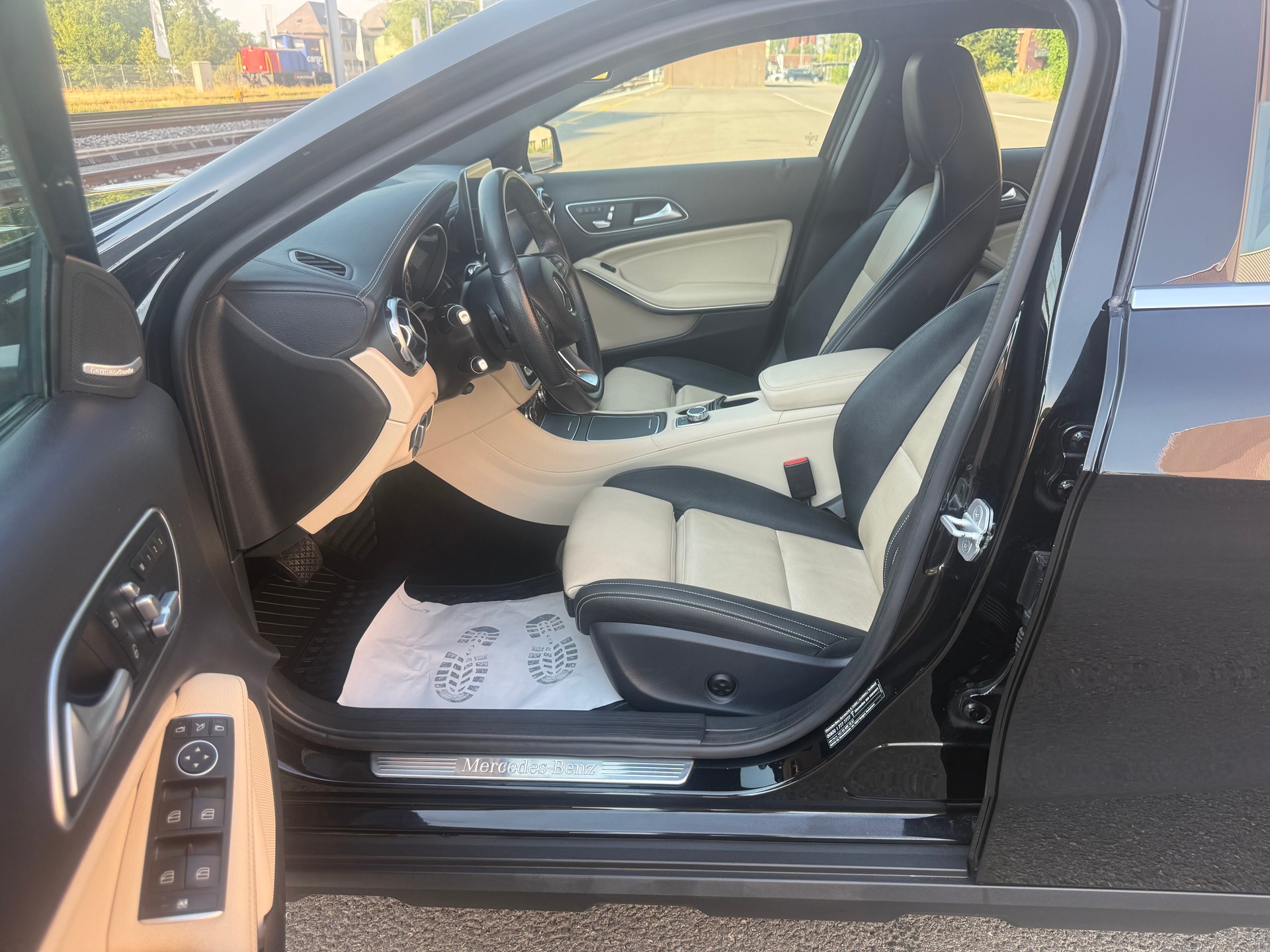 MERCEDES-BENZ GLA 250 Urban 4Matic 7G-DCT-image-11