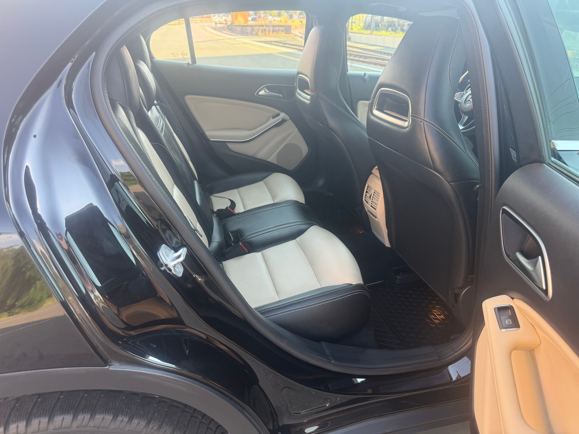 MERCEDES-BENZ GLA 250 Urban 4Matic 7G-DCT-image-13