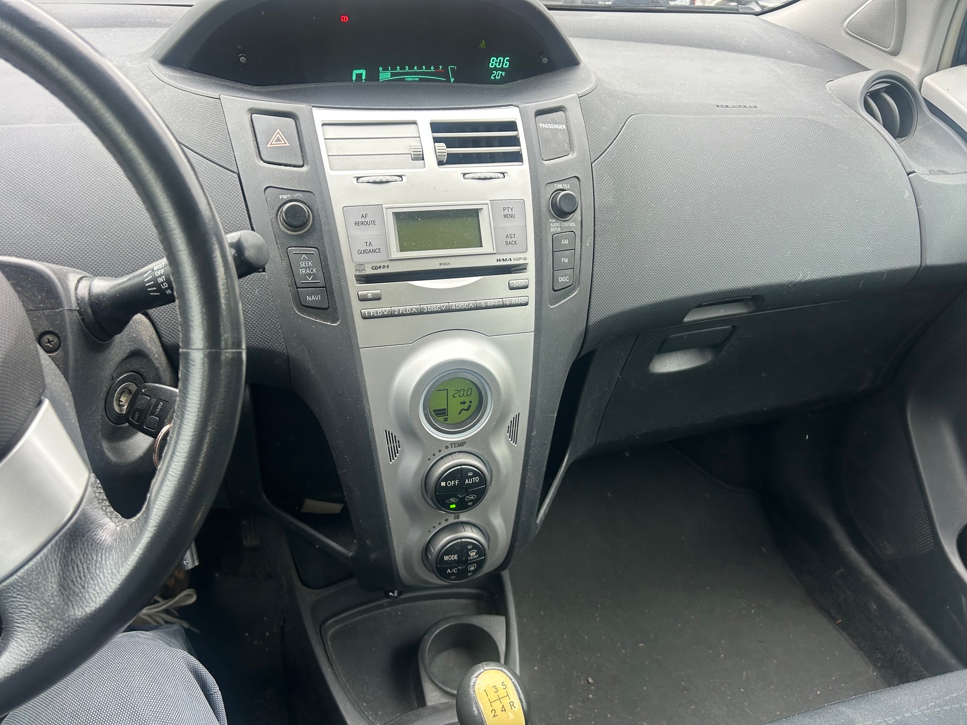TOYOTA Yaris 1.3 Linea Sol-image-8