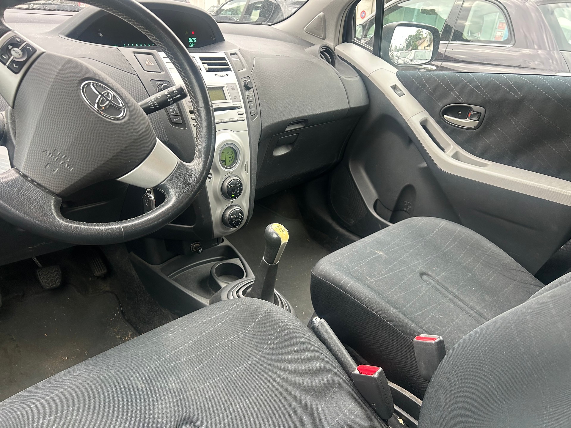TOYOTA Yaris 1.3 Linea Sol-image-6