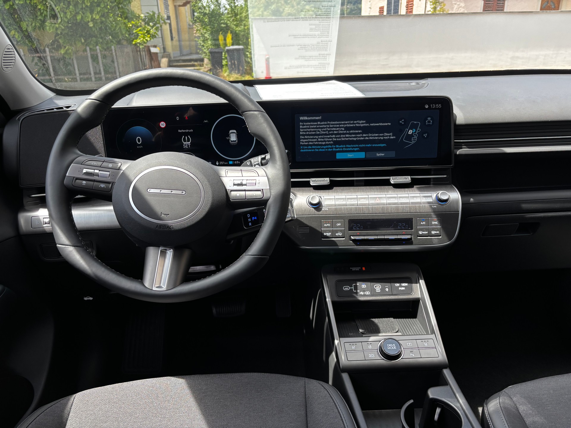 HYUNDAI Kona EV 65.4 kWh Amplia-image-16