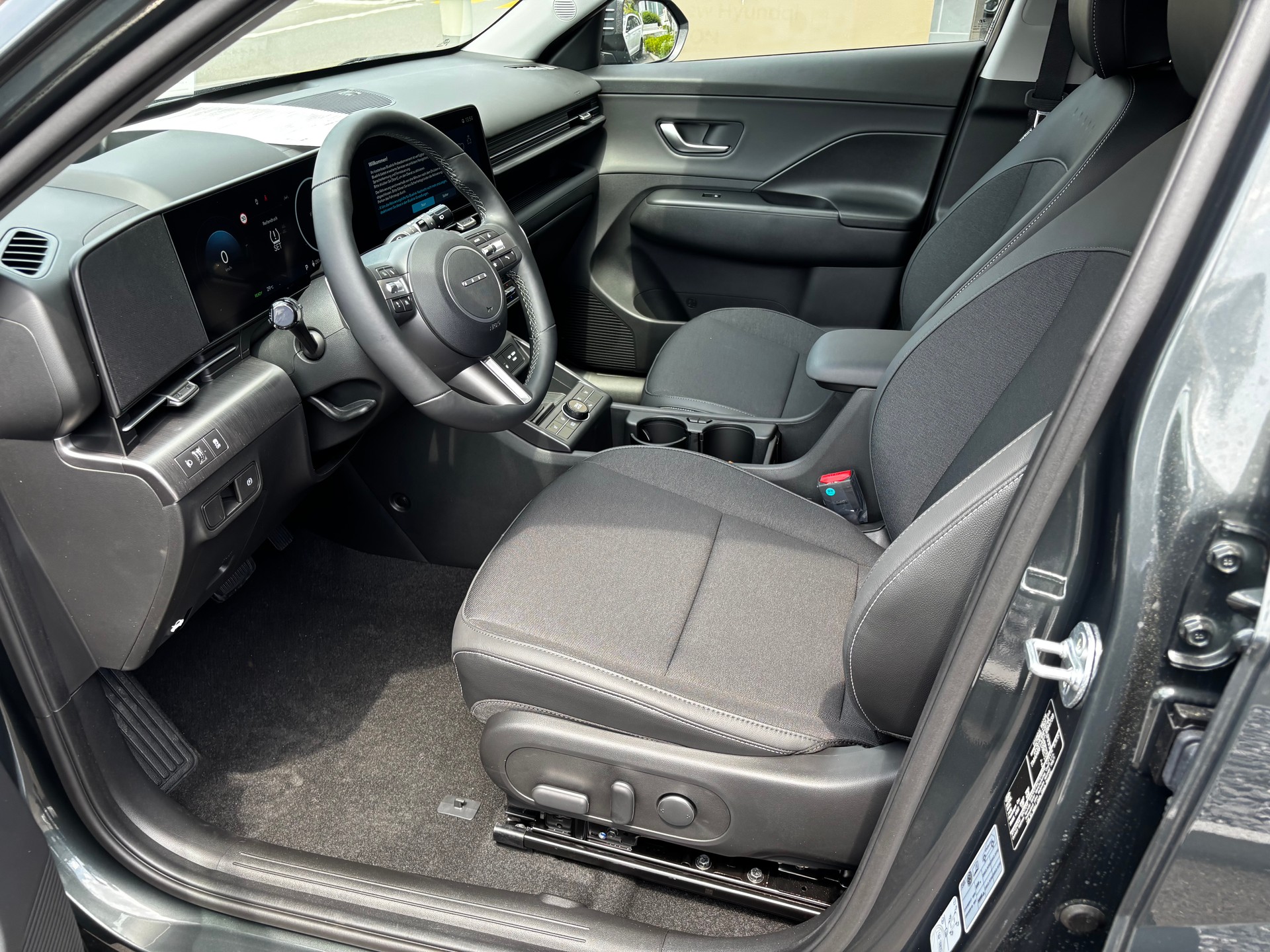 HYUNDAI Kona EV 65.4 kWh Amplia-image-11