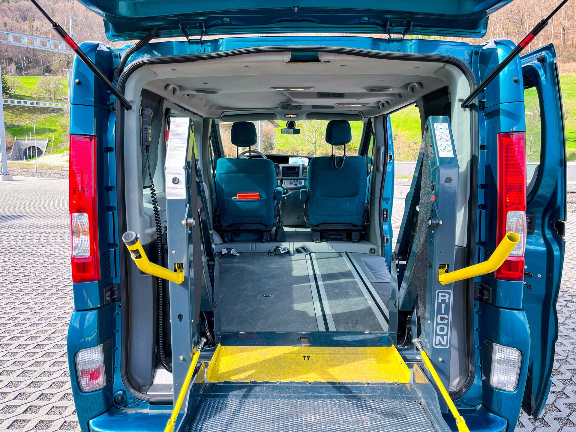 RENAULT TRAFIC-image-5