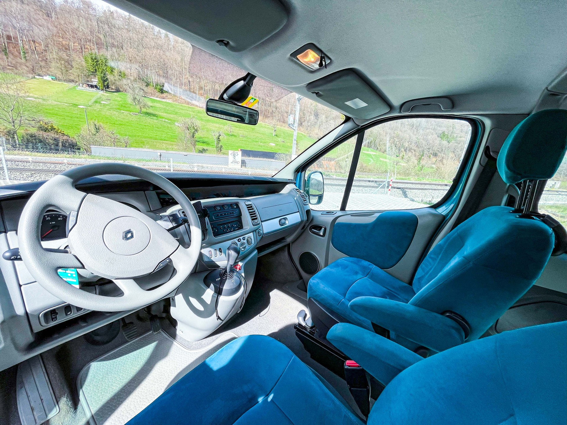 RENAULT TRAFIC-image-2