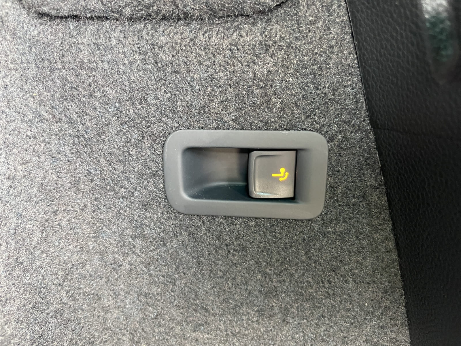 SKODA Karoq 2.0 TSI SportLine 4x4 DSG-image-16