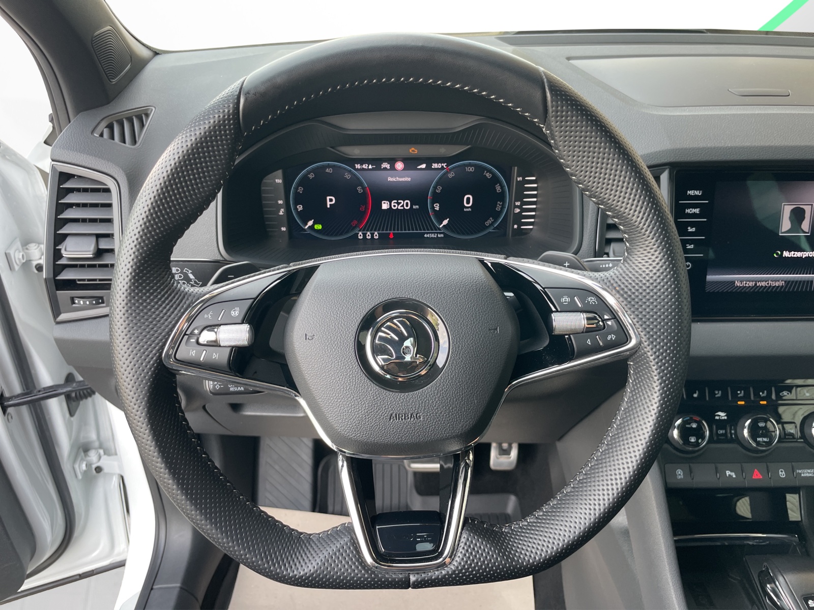 SKODA Karoq 2.0 TSI SportLine 4x4 DSG-image-8
