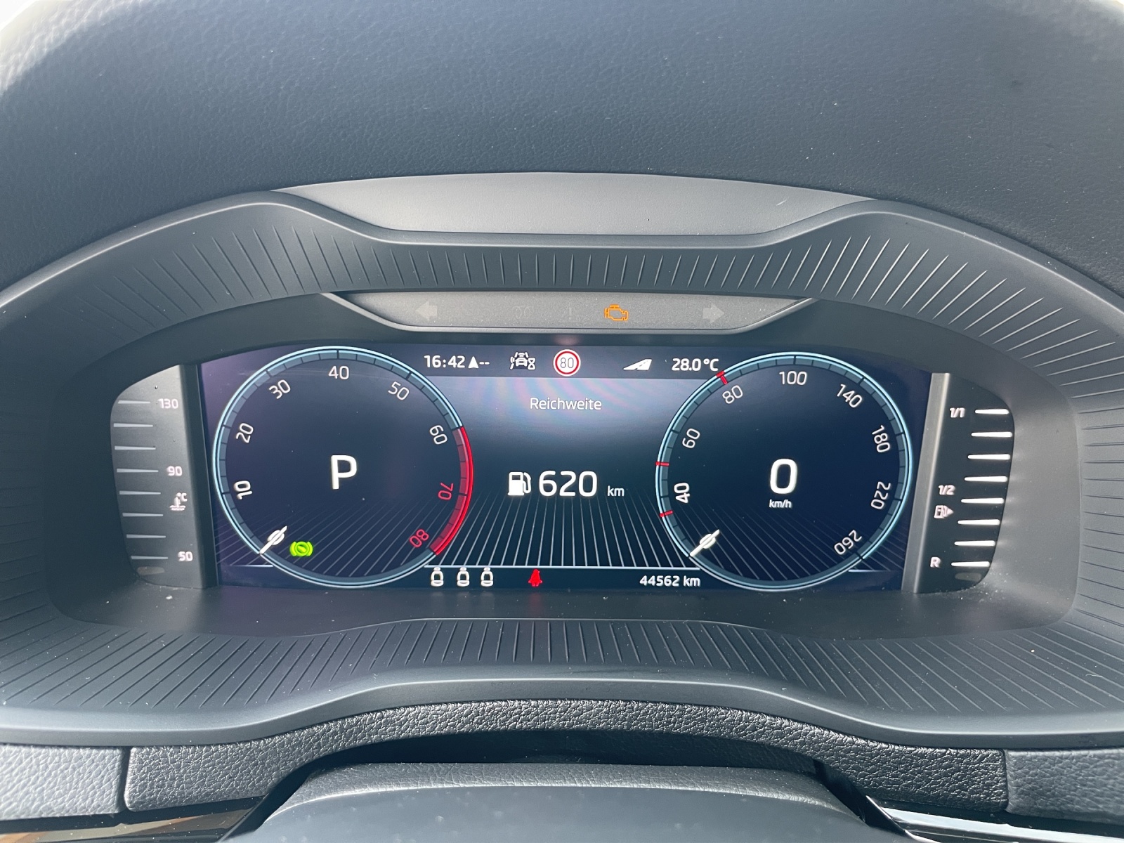SKODA Karoq 2.0 TSI SportLine 4x4 DSG-image-9