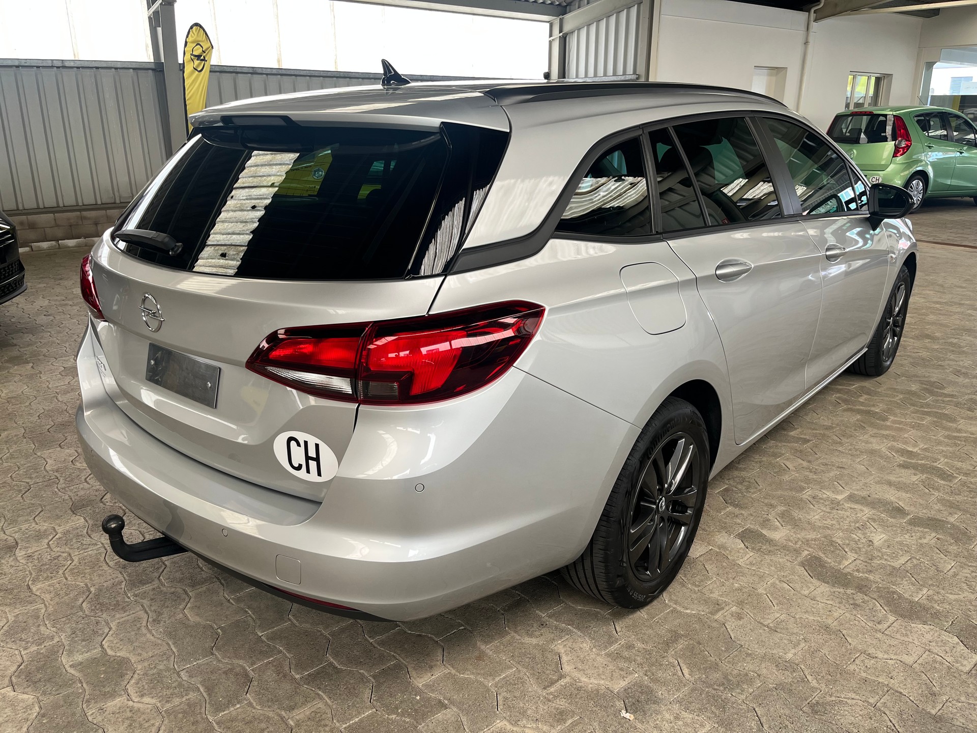 OPEL Astra Sports Tourer 1.2i Turbo Edition-image-9