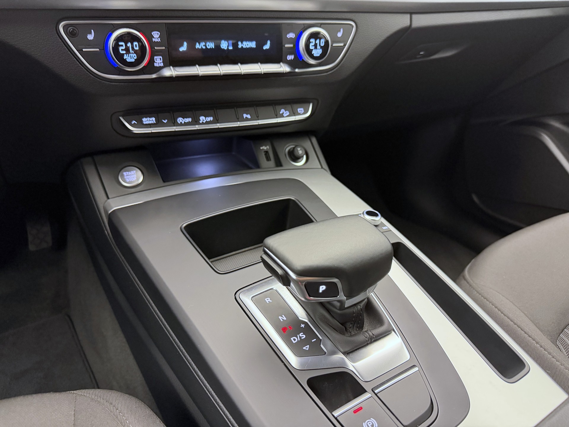 AUDI Q5 40 TDI quattro S-tronic-image-12