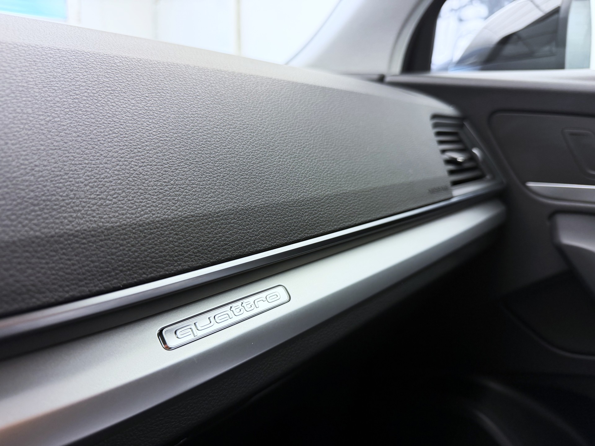 AUDI Q5 40 TDI quattro S-tronic-image-17