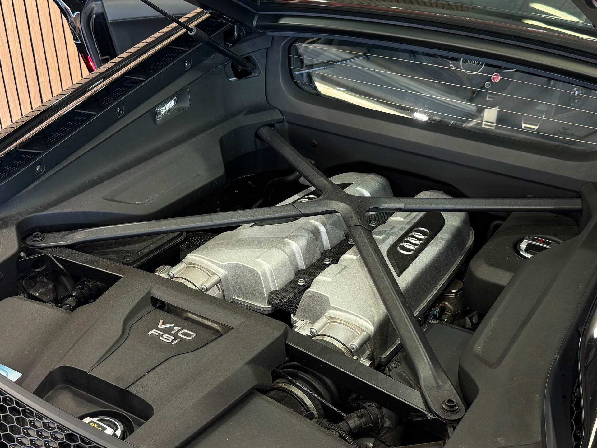 AUDI R8 Coupé 5.2 plus S-Tronic-image-7