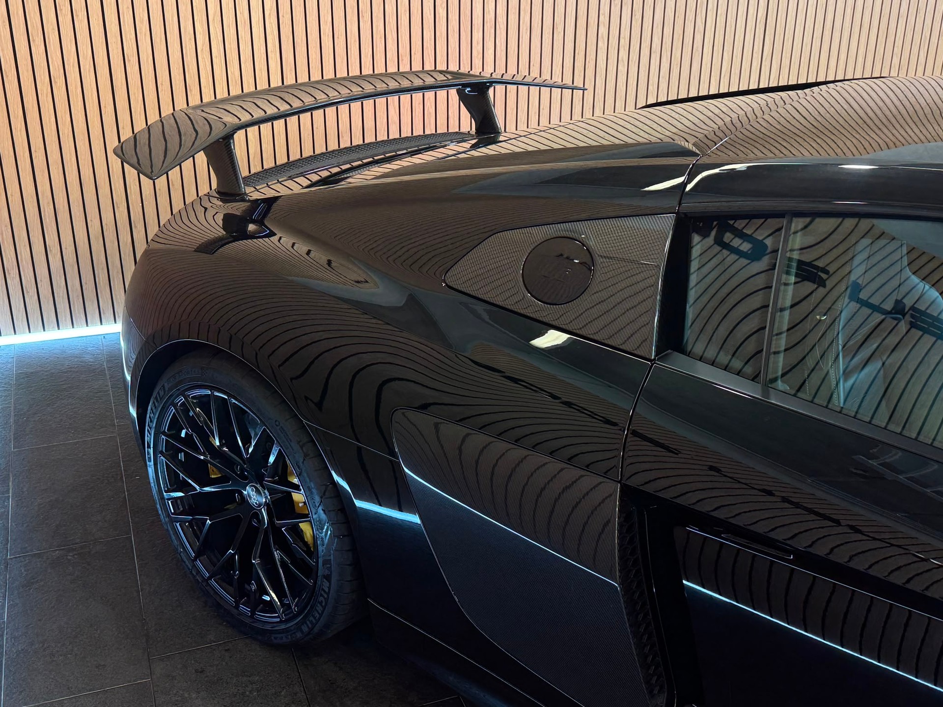 AUDI R8 Coupé 5.2 plus S-Tronic-image-11