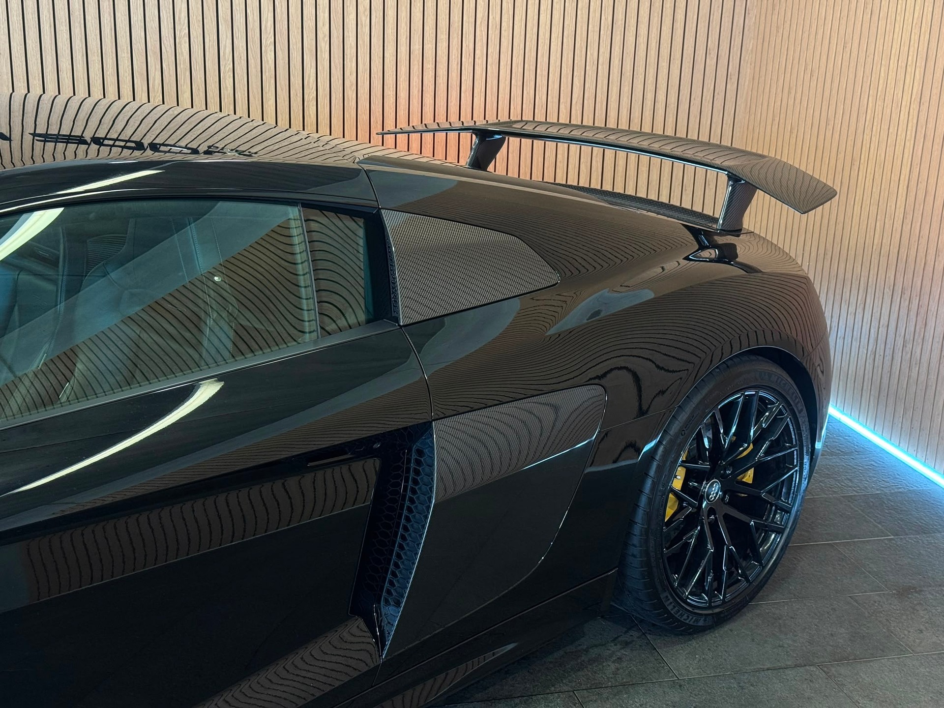 AUDI R8 Coupé 5.2 plus S-Tronic-image-9