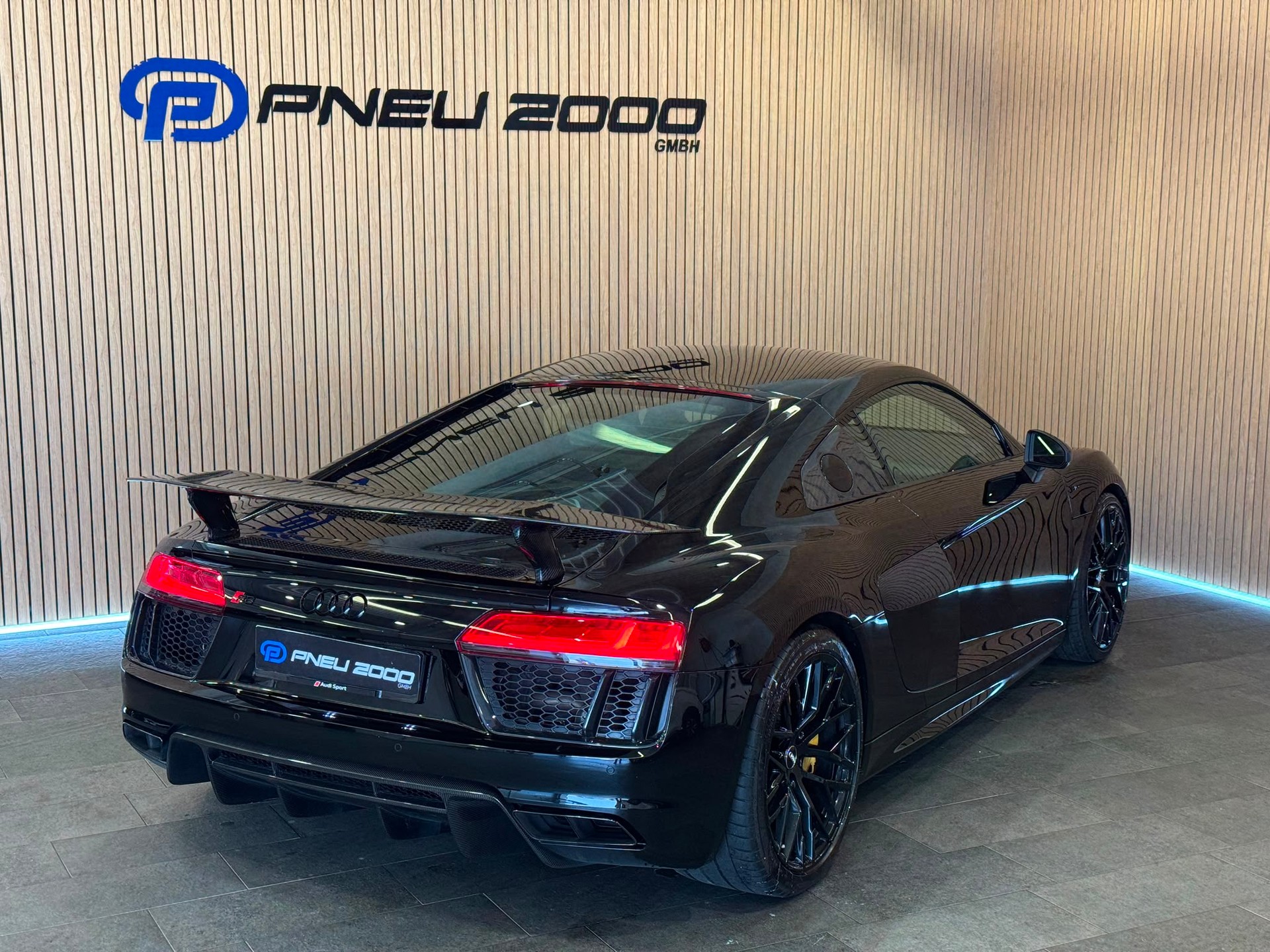 AUDI R8 Coupé 5.2 plus S-Tronic-image-4