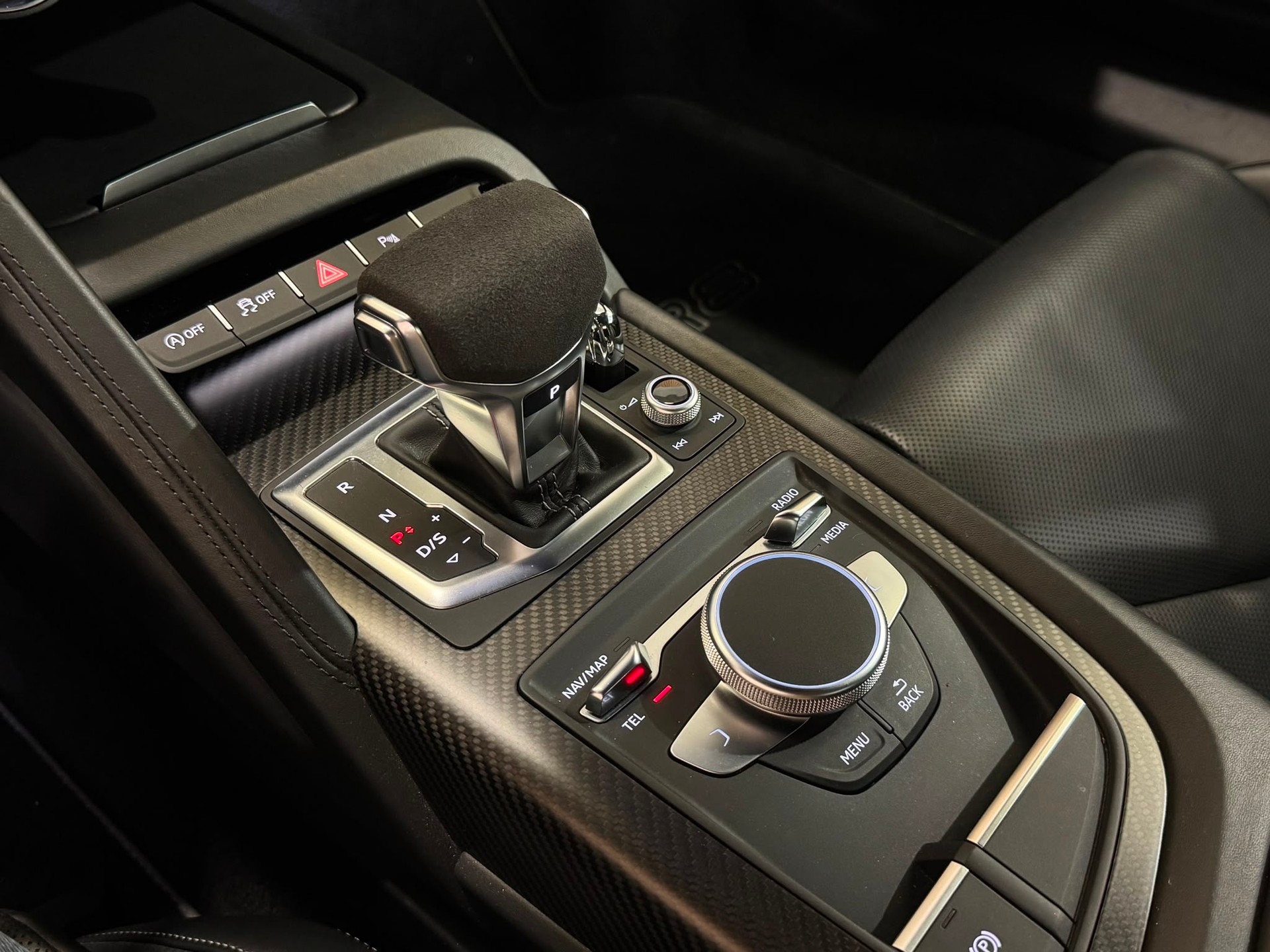 AUDI R8 Coupé 5.2 plus S-Tronic-image-24