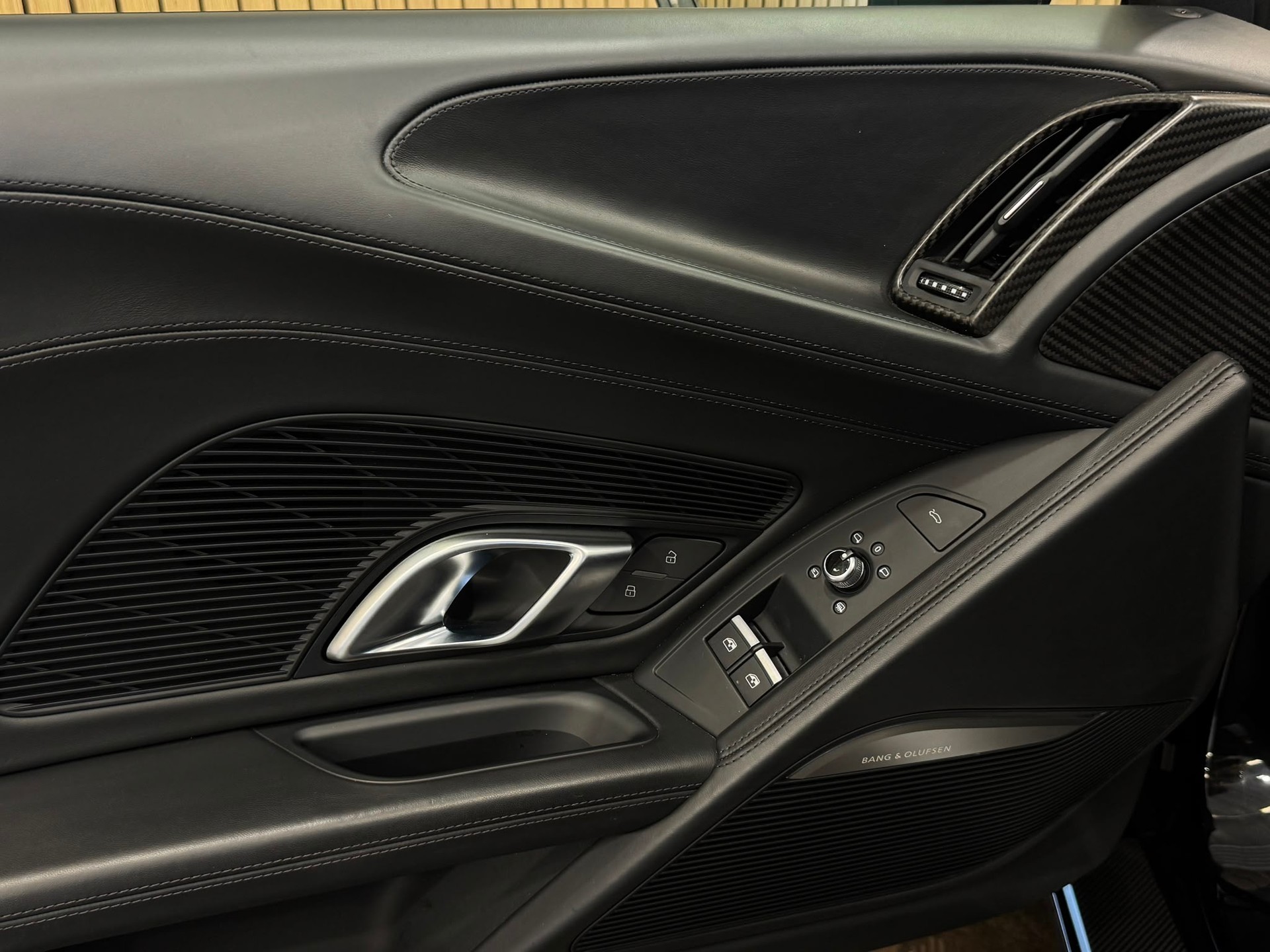 AUDI R8 Coupé 5.2 plus S-Tronic-image-14