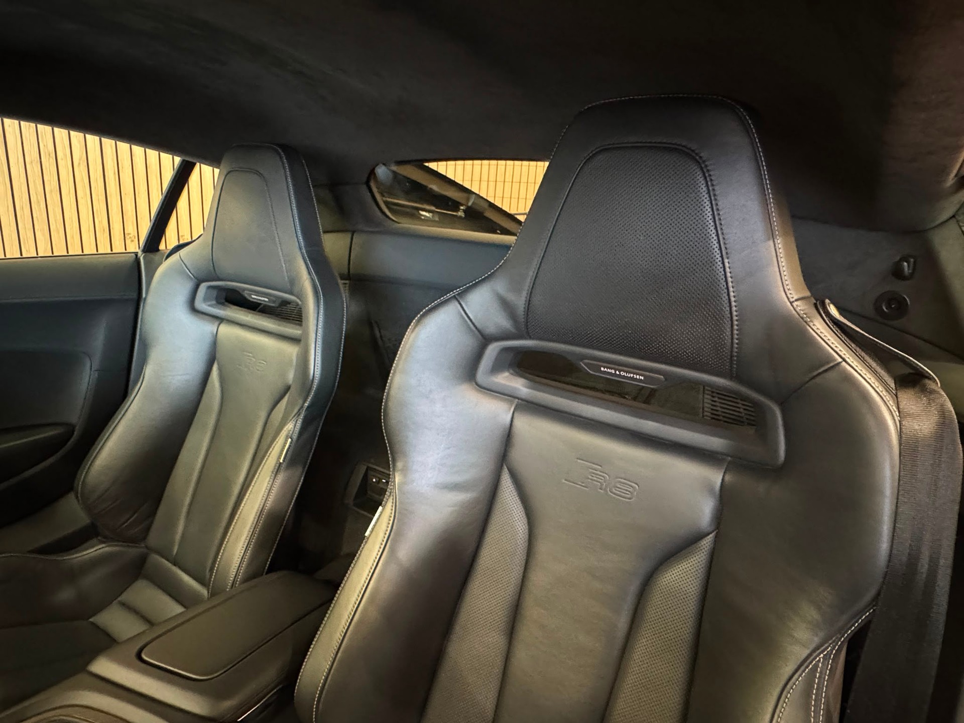 AUDI R8 Coupé 5.2 plus S-Tronic-image-29