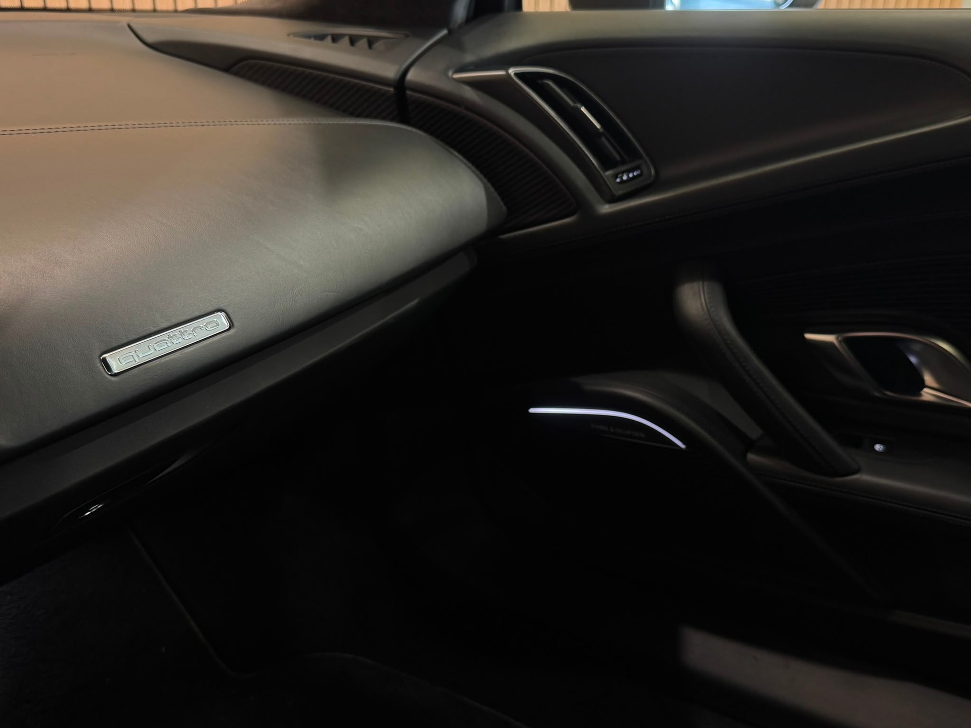 AUDI R8 Coupé 5.2 plus S-Tronic-image-23