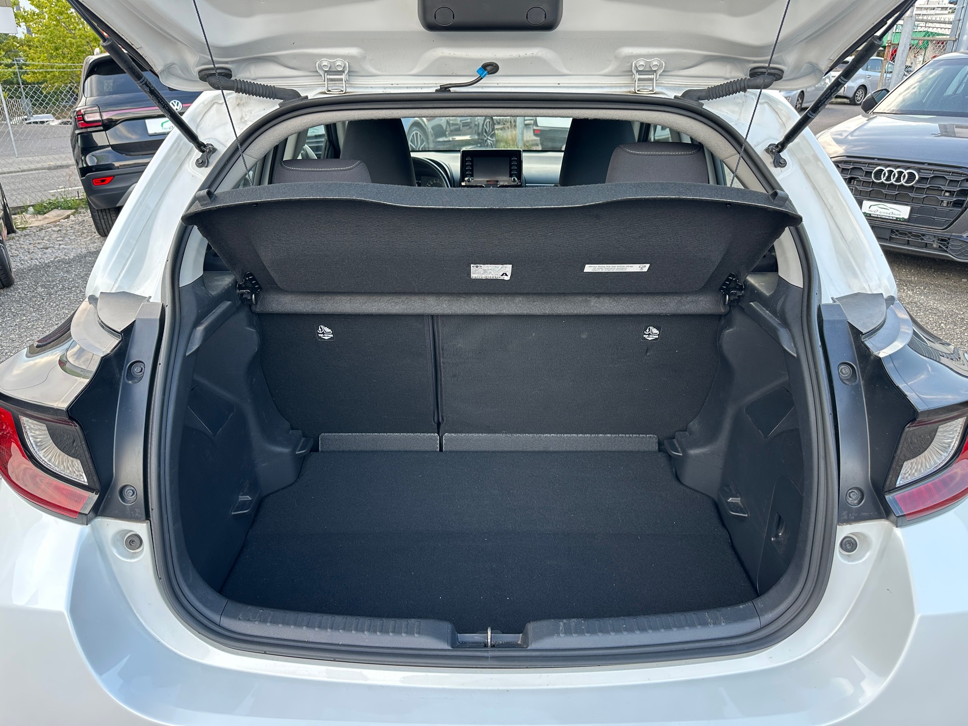 TOYOTA Yaris 1.5 Comfort e-CVT-image-9