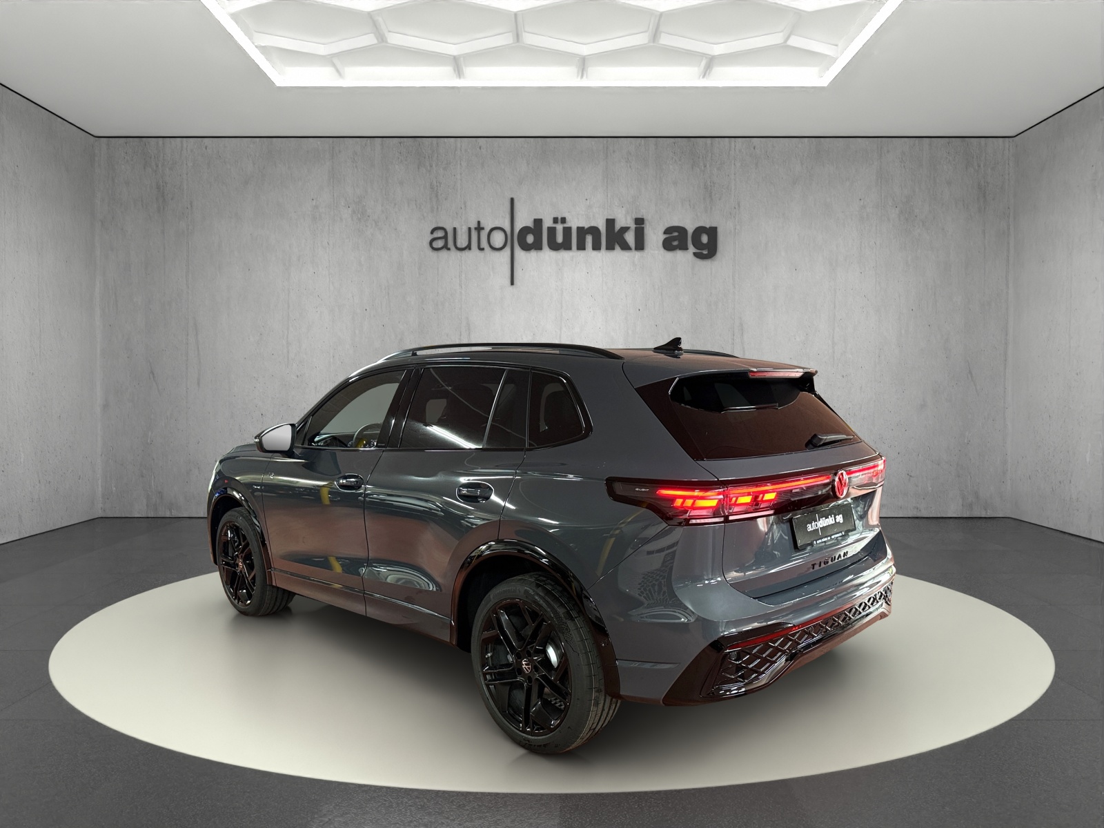 VW Tiguan 2.0 TSI DSG R-Line Plus 4Motion-image-2