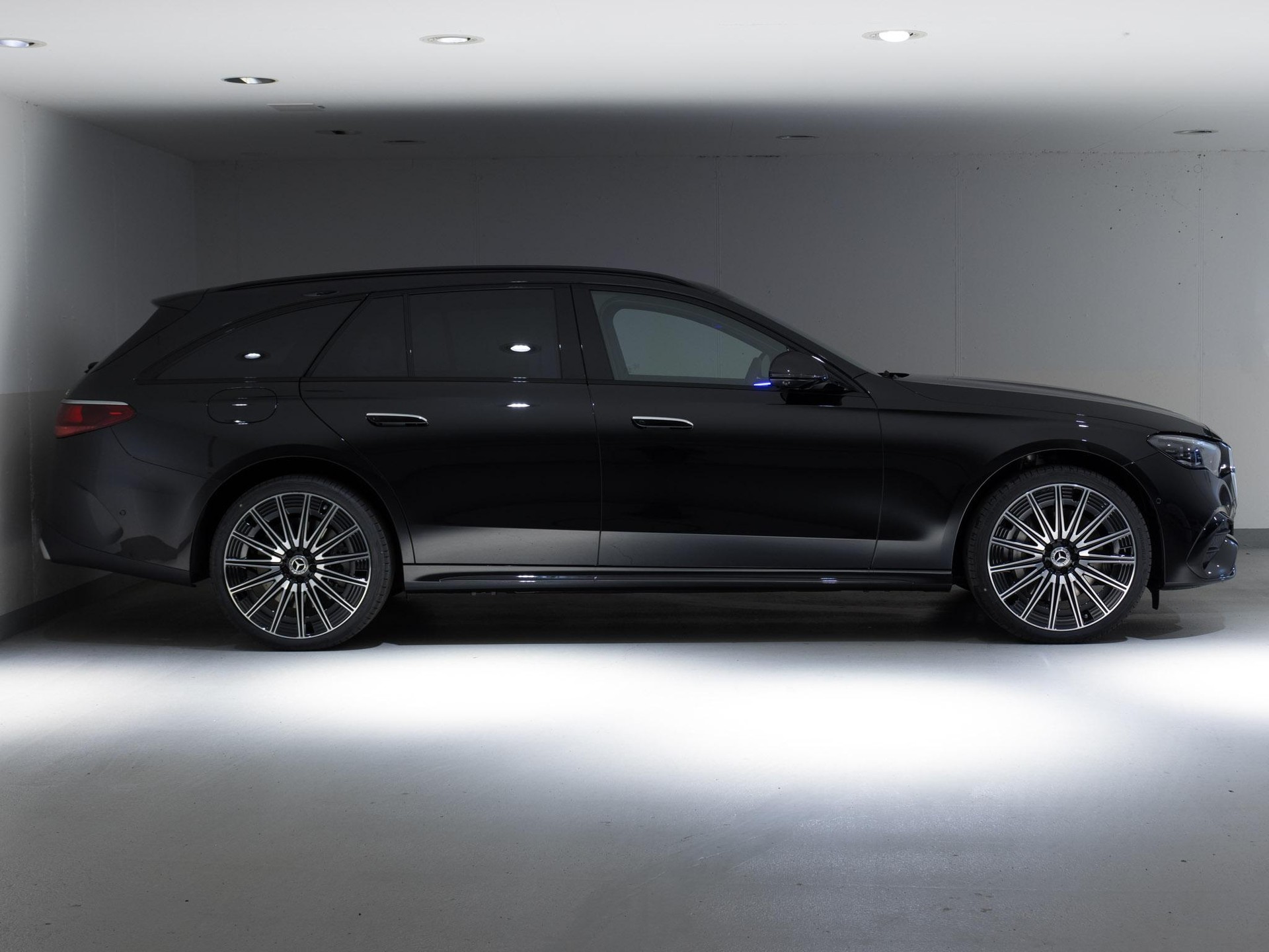 MERCEDES-BENZ E 450 d 4MATIC T-Modell-image-1