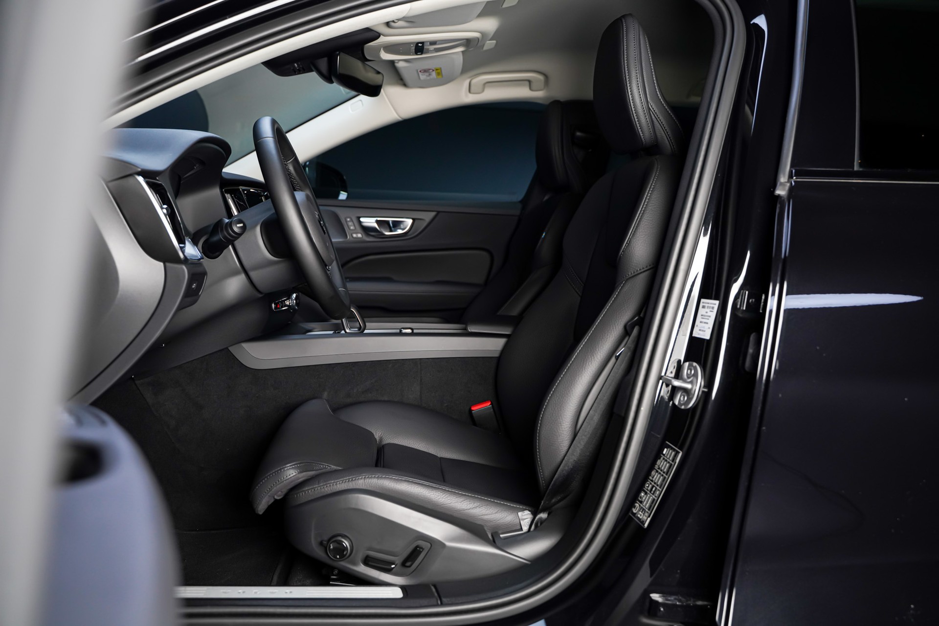 VOLVO V60 B4 Benzin Mild Hybrid Plus Dark DCT-image-12