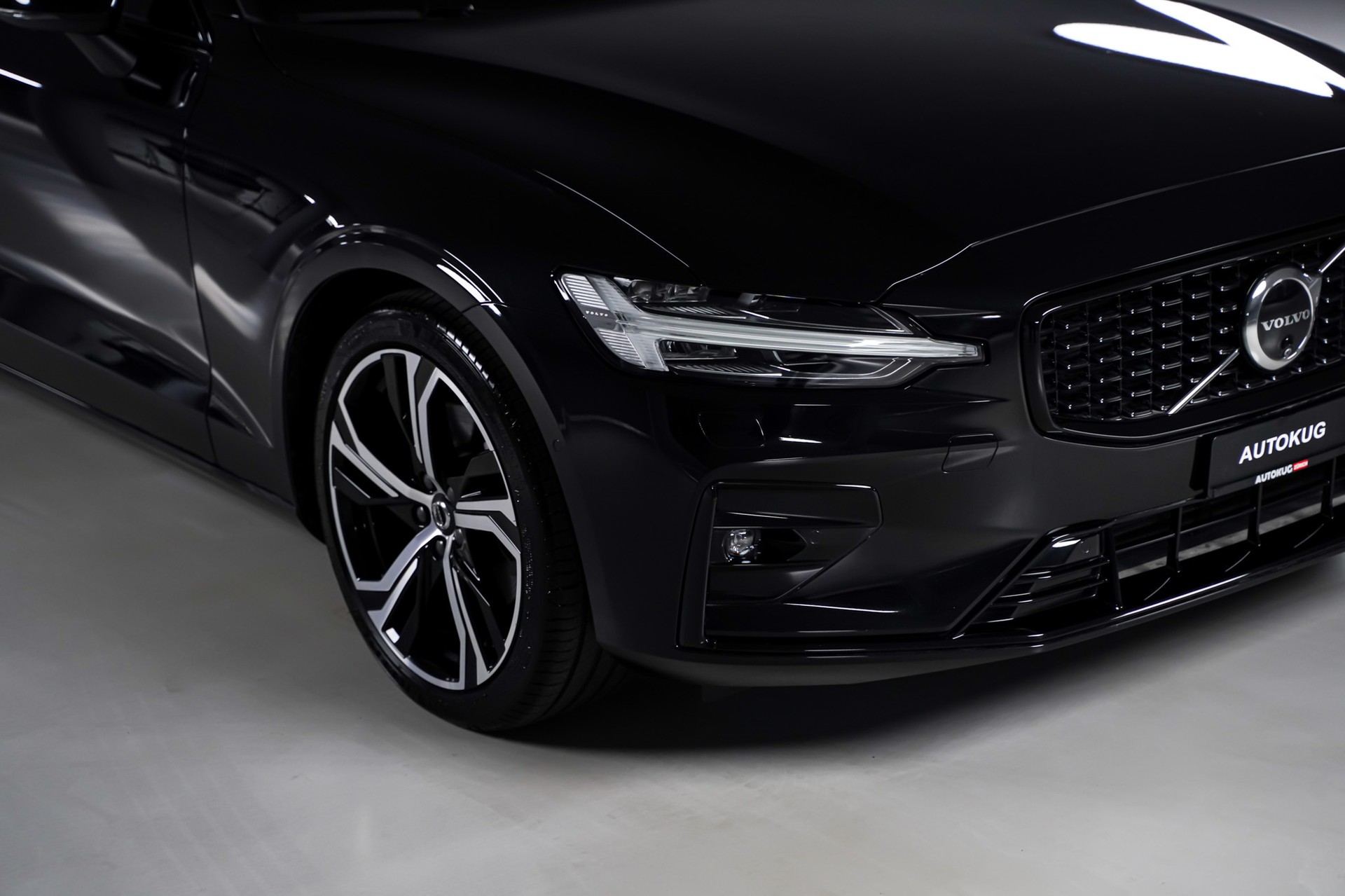 VOLVO V60 B4 Benzin Mild Hybrid Plus Dark DCT-image-3