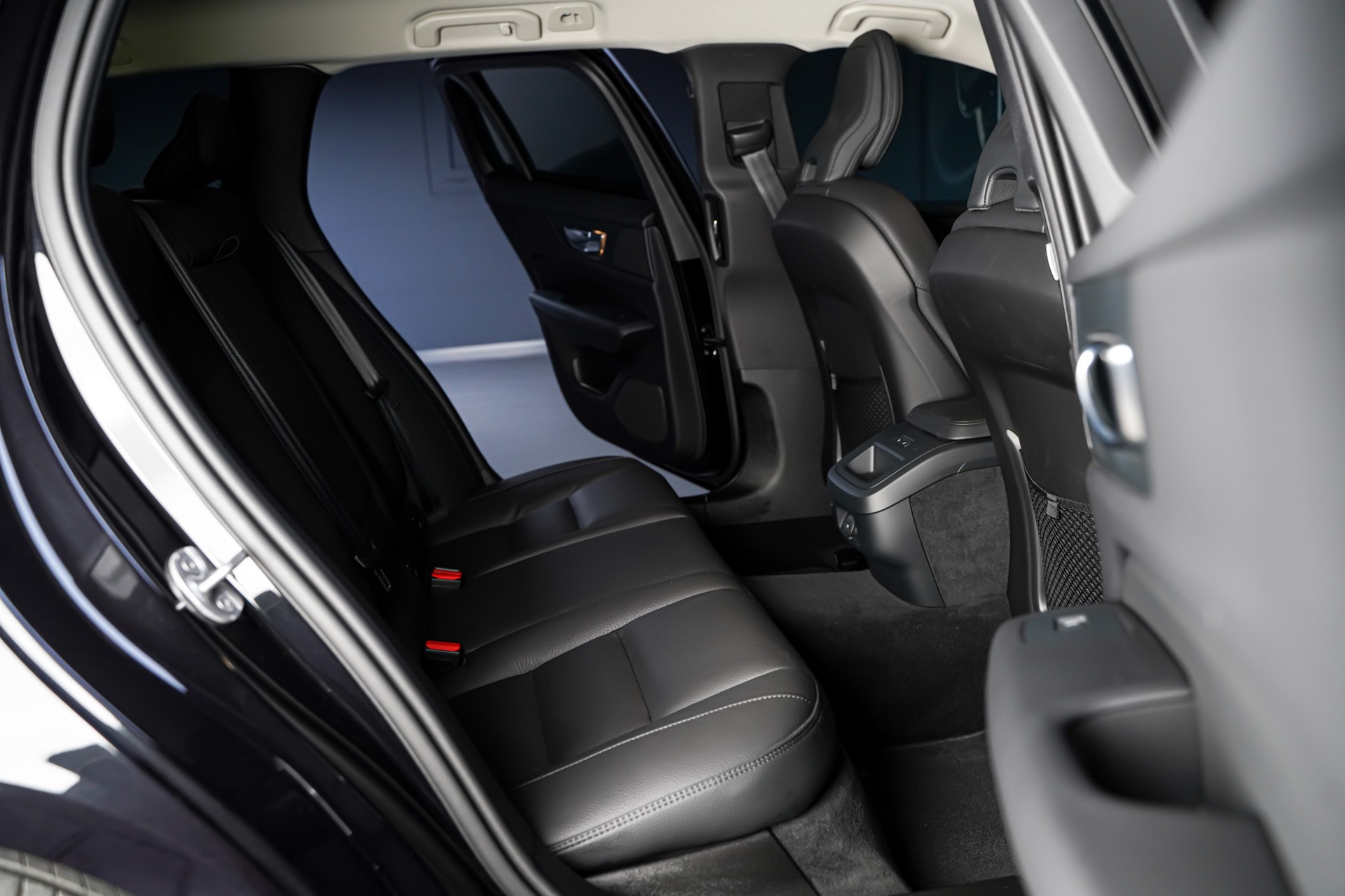 VOLVO V60 B4 Benzin Mild Hybrid Plus Dark DCT-image-16