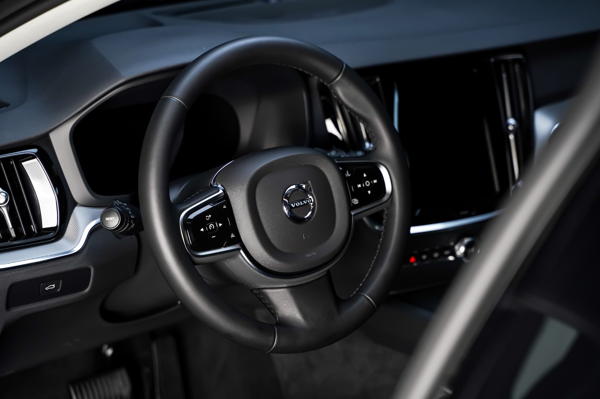 VOLVO V60 B4 Benzin Mild Hybrid Plus Dark DCT-image-10