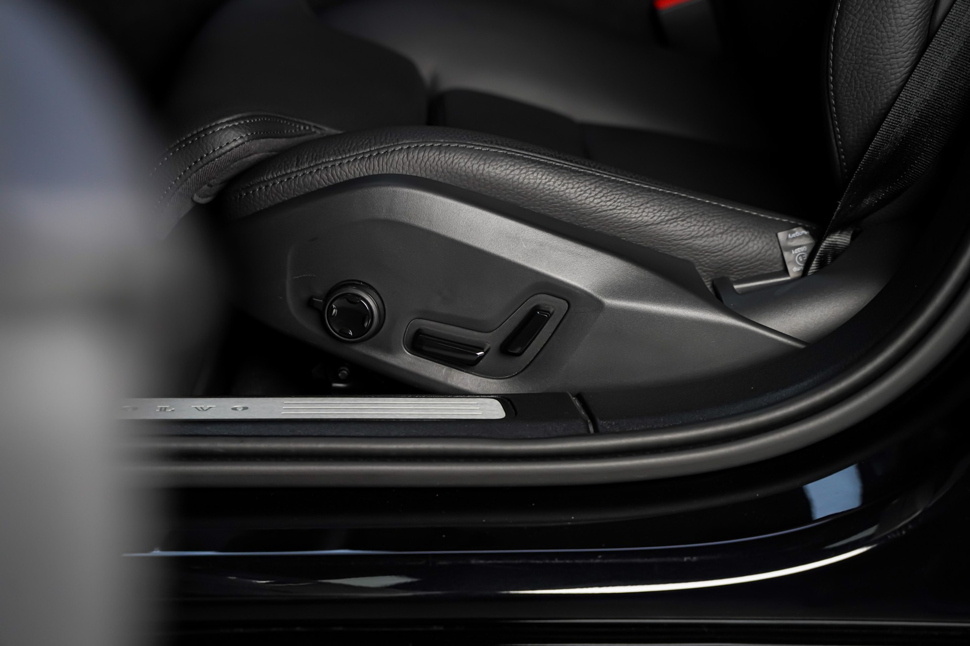 VOLVO V60 B4 Benzin Mild Hybrid Plus Dark DCT-image-13