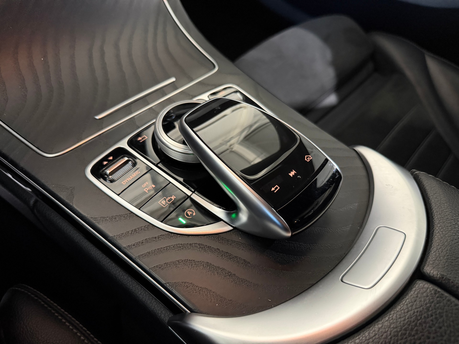 MERCEDES-BENZ C 200 Swiss Star AMG Line 4M 9G-Tronic (CH)-image-16