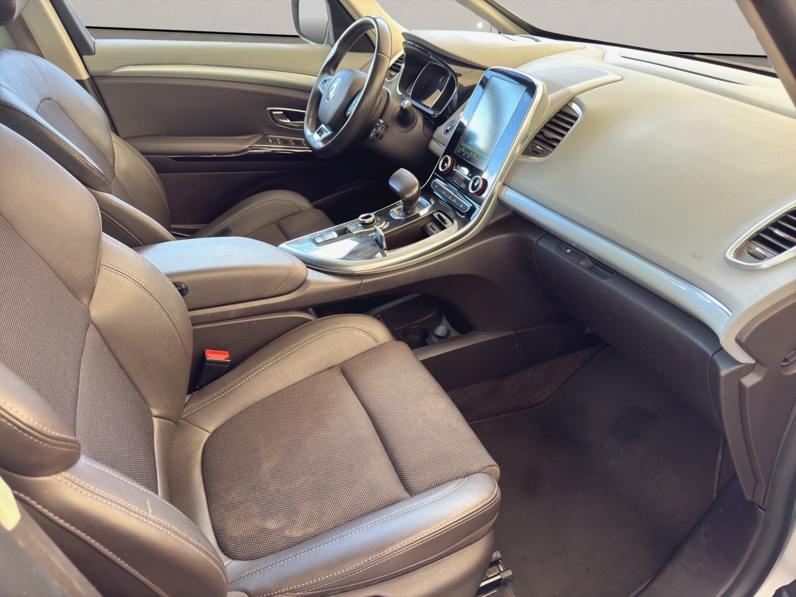 RENAULT Espace 1.6 TCe Intens Automat 200PS 7-Plätzer inkl. AHK-image-11