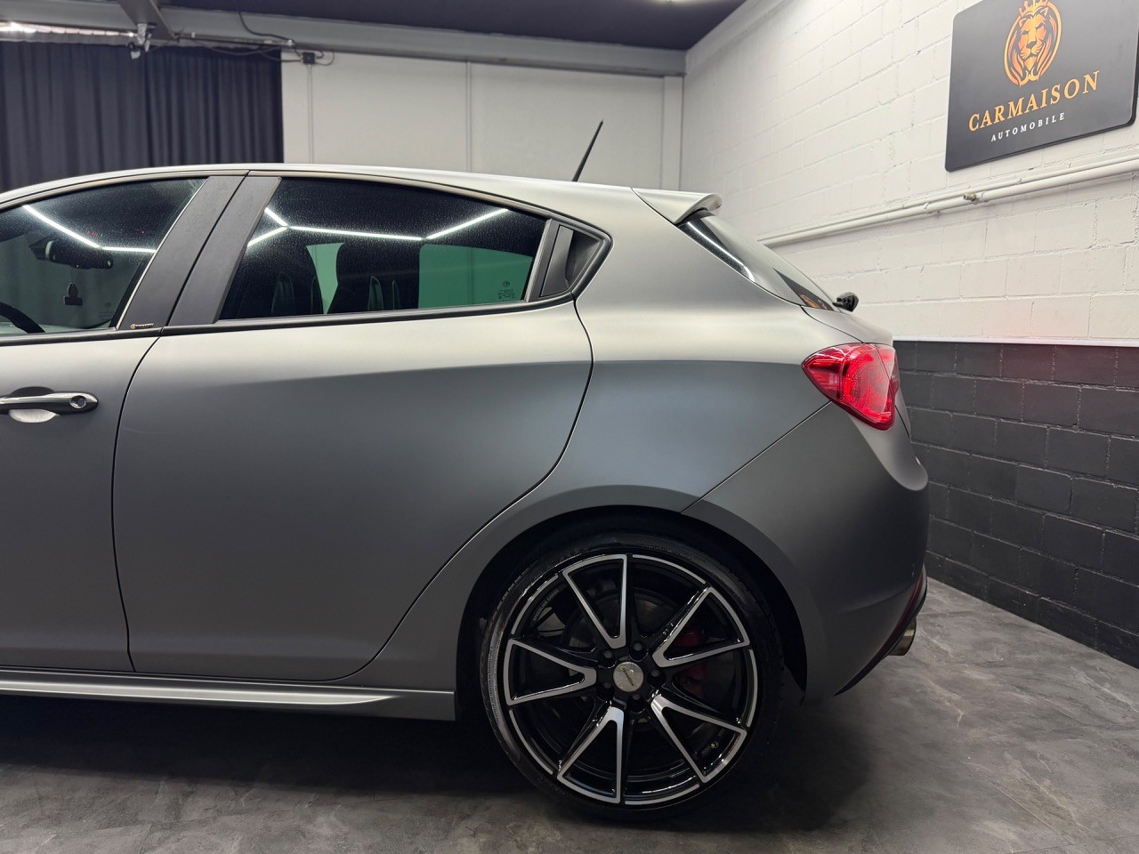 ALFA ROMEO Giulietta 1750 TBi Veloce TCT QV | CH-Auto | Grau Matt | Ragazzon Auspuff-image-3