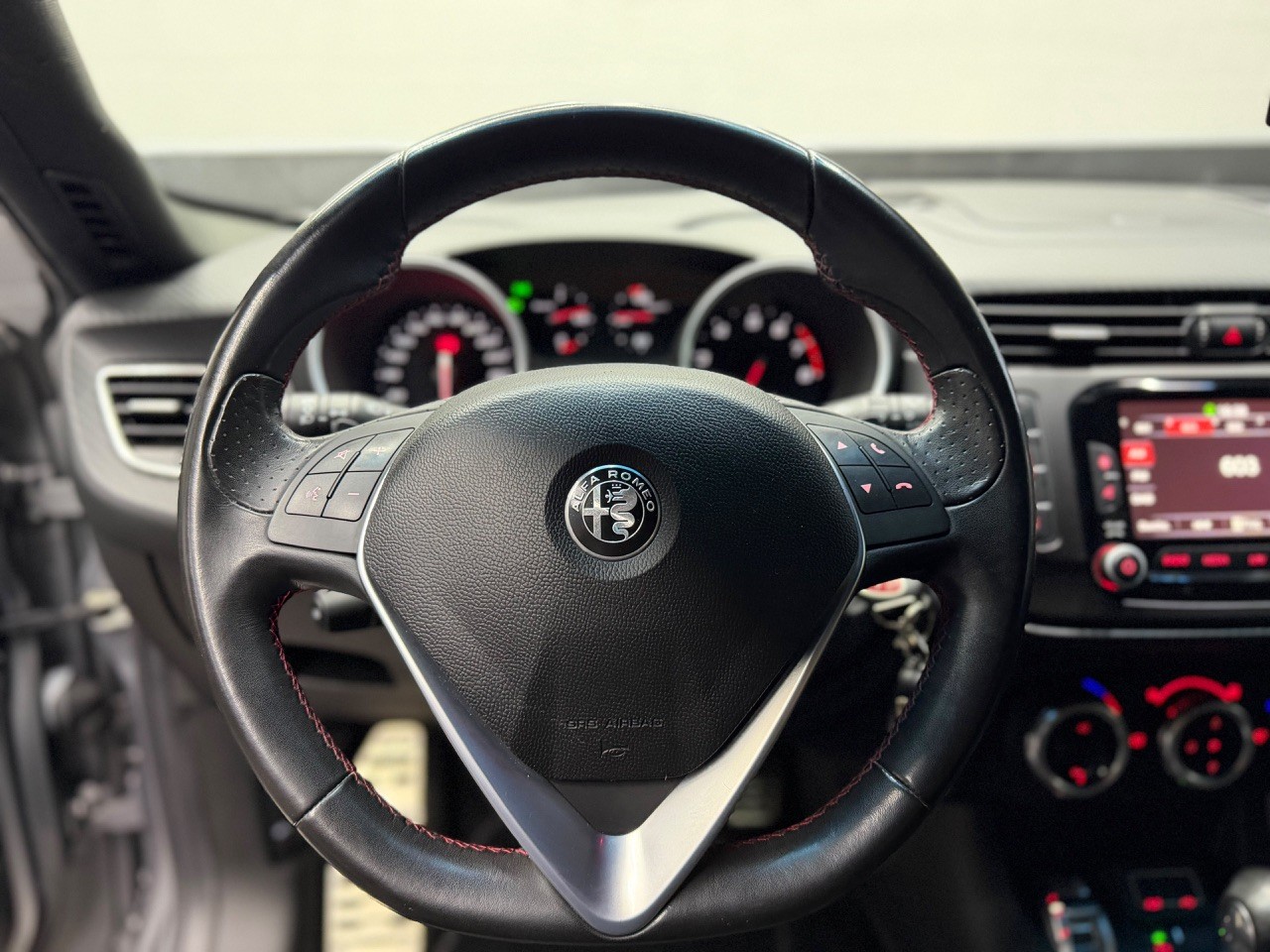 ALFA ROMEO Giulietta 1750 TBi Veloce TCT QV | CH-Auto | Grau Matt | Ragazzon Auspuff-image-17