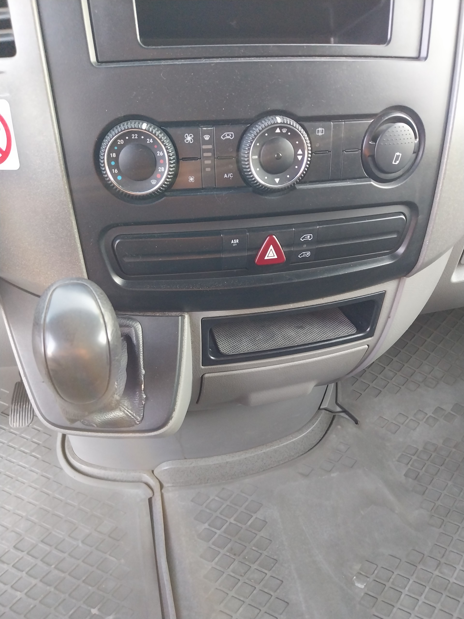 MERCEDES-BENZ Sprinter 319 CDI Standard Automat-image-9