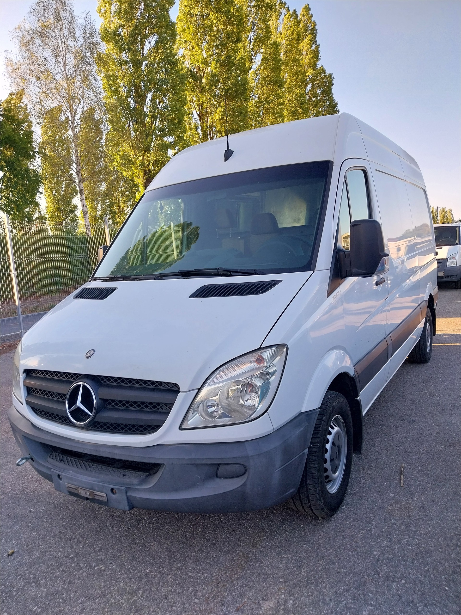 MERCEDES-BENZ Sprinter 319 CDI Standard Automat-image-2