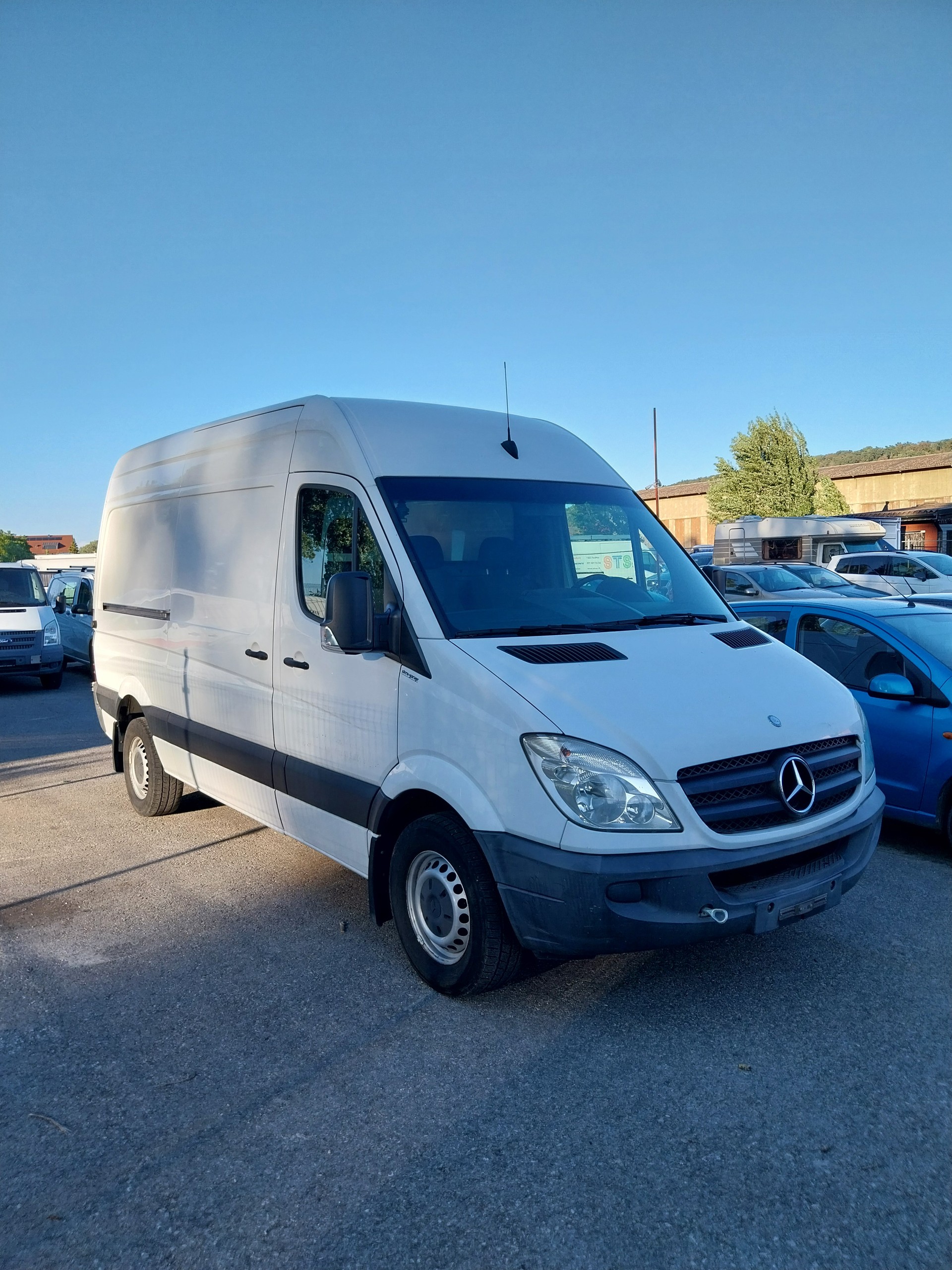 MERCEDES-BENZ Sprinter 319 CDI Standard Automat-image-0